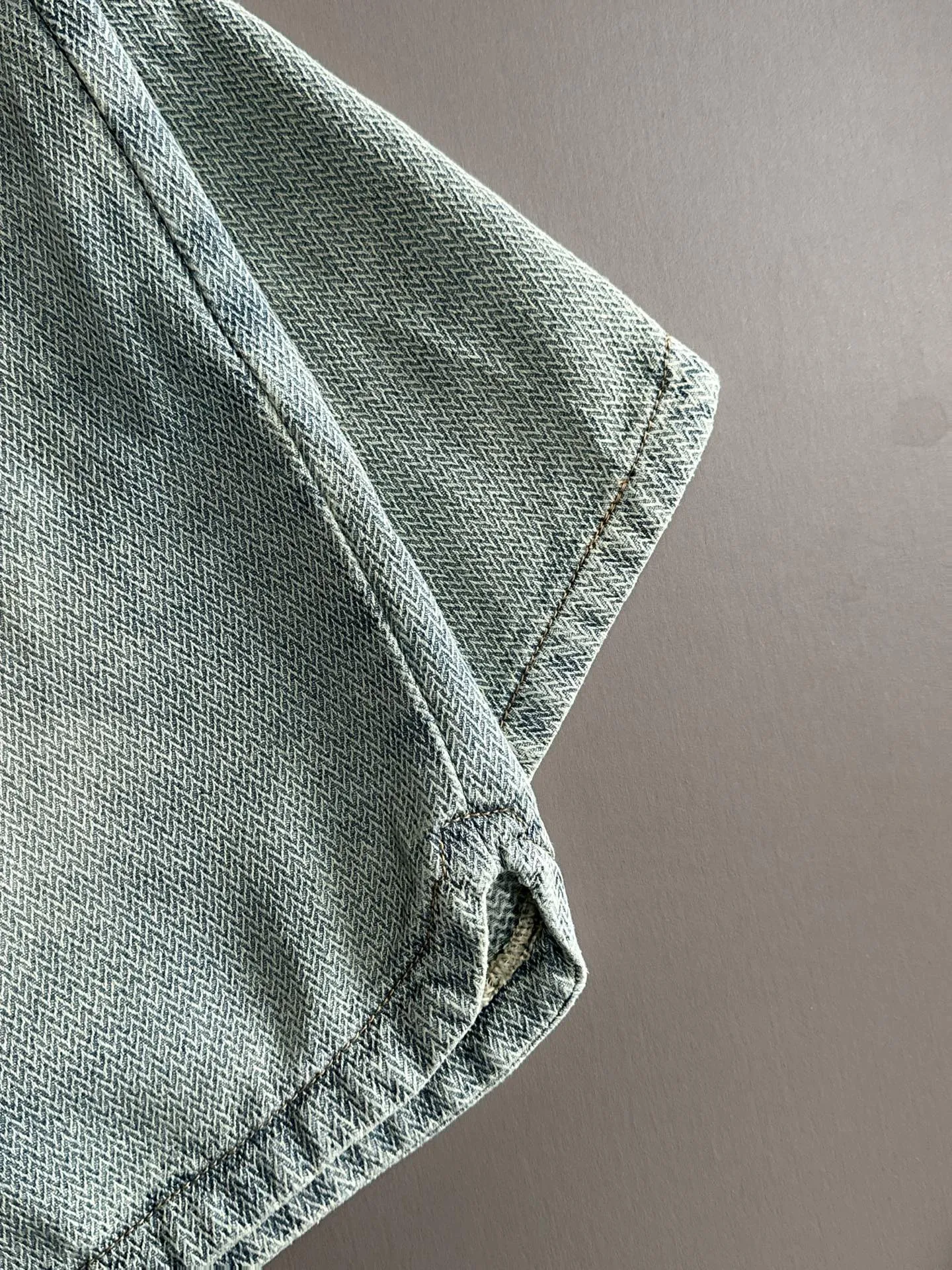 🅿️330 Stone Island 2025 summer new jeans denim shorts are woven from imported Japanese Denim plain cotton denim fabrics. They have three standards. The top stonewashing process makes the texture reach the old taste of the 1980s. It is soft, delicate, comfortable and breathable. The color has a modern and fashionable vicissitudes. The upper body is versatile and fashionable! Light luxury, a must-have item for daily commuting! Size: M-4XL (please state your height and weight when placing an order)